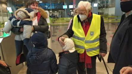 el-padre-angel-recibe-a-los-130-refugiados-que-han-llegado-en-taxi-a-madrid-mensajeros-de-la-paz_4_800x450