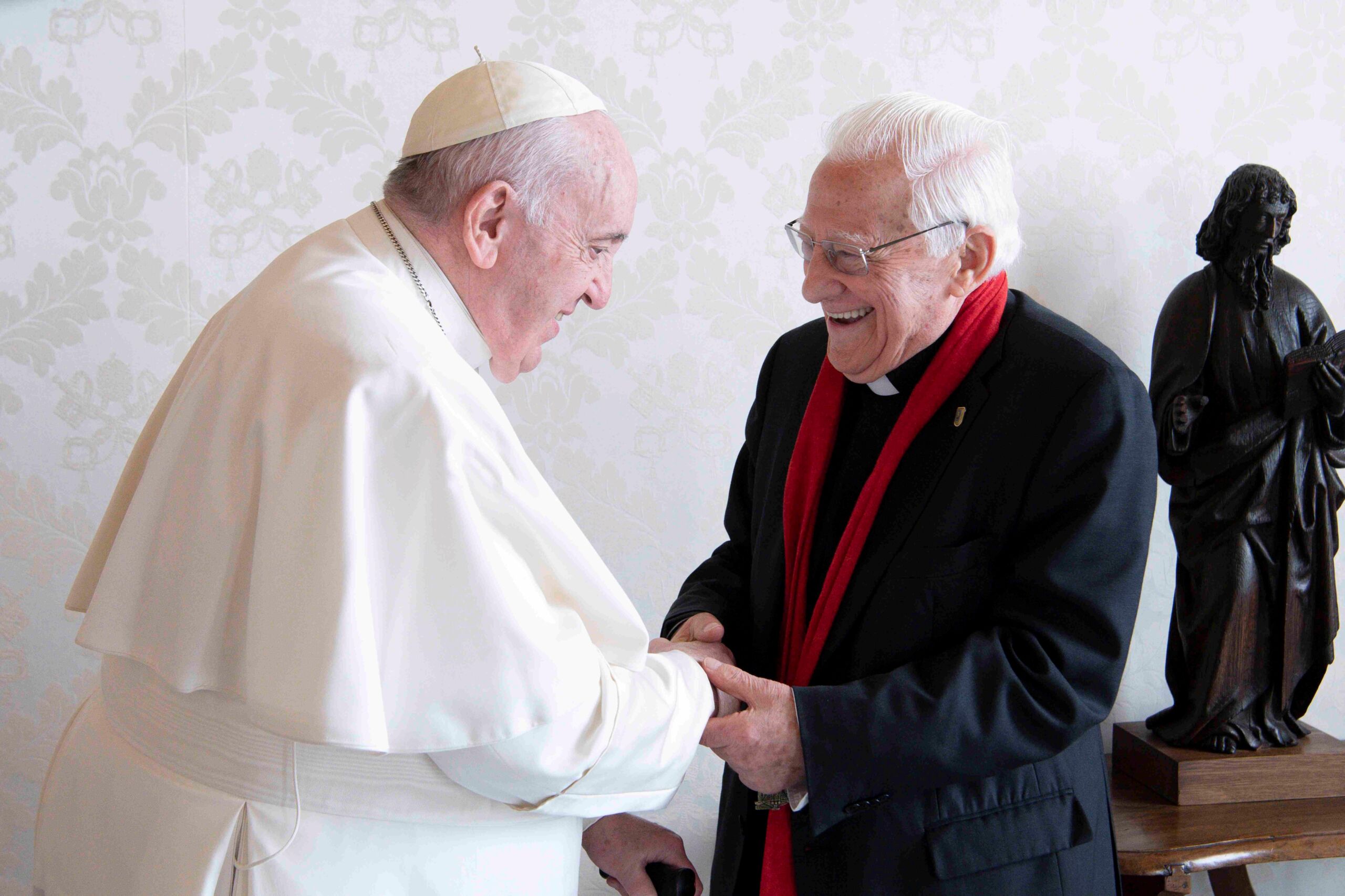 El papa Francisco recibe en audiencia privada al padre Ángel | Mensajeros  de la Paz