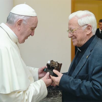 con Papa Francisco sept 2018 entregando banco