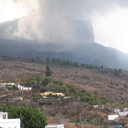 Vista del volcán en plena erupción